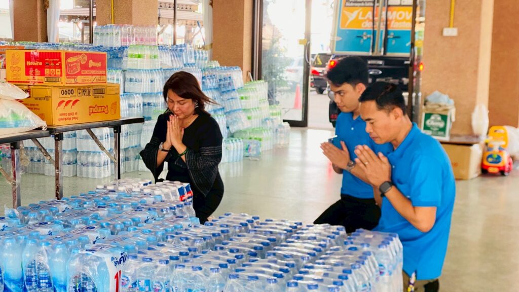 โฟร์ทเคมบริจาคสิ่งของช่วยผู้ประสบภัย